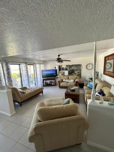 Un lugar para sentarse en Sea Club Condo #37