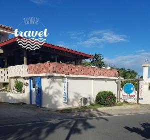 ein Gebäude mit einem Schild für ein Reiserestaurant in der Unterkunft Trade Winds Restaurant & Guest House in Vieques + 1 Foto
