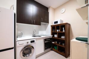マドリードにあるEl Rastro - Madrid Centro, premium apartmentのキッチン(洗濯機、シンク付)