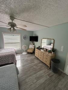 Una cama o camas en una habitación de Sea Club Condo #37 55 fotos más