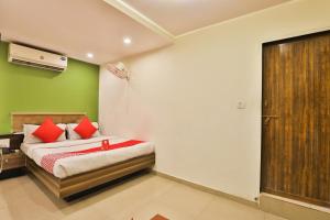 Ένα ή περισσότερα κρεβάτια σε δωμάτιο στο Hotel O Apollo +17 φωτογραφίες