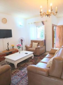 Una sala de estar con un sofá y una mesa de café. en Residence Merveilles CM15, en Kribi