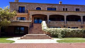 ein Gebäude mit einer Treppe davor in der Unterkunft SainteMaxime PremiumVilla PrivatePool in Sainte-Maxime