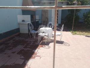ein Tisch und Stühle auf einer Terrasse in der Unterkunft Casa y departamento en mismo domicilio para 10 personas in Barraquero