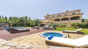 einen Hinterhof mit einem Pool und einem Gebäude in der Unterkunft SainteMaxime PremiumVilla PrivatePool in Sainte-Maxime