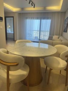- une salle de réunion avec une table et des chaises dans l'établissement شقة فندقيه ابراج zedالشيخ زايد, à Sheikh Zayed