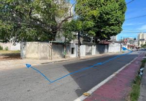 an empty street with a blue line on the road at Flat funcional mobiliado com cozinha com WC ap101 in Recife