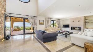 ein großes Wohnzimmer mit Couch und Tisch in der Unterkunft SainteMaxime PremiumVilla PrivatePool in Sainte-Maxime