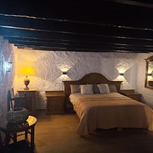 Un dormitorio con una cama y una mesa con una lámpara. en El Caserio de Araña, Cercados de Araña, en Los Cercados 82 fotos más