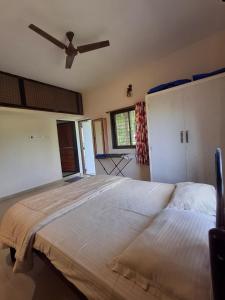 Ένα ή περισσότερα κρεβάτια σε δωμάτιο στο Matru Pitru Chaya Homestay