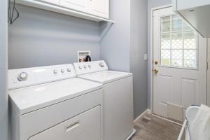 Un baño de The Nest-2 K Beds-Game Room-Deck-5 min to Mariposa 21 fotos más