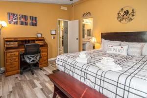 Una cama o camas en una habitación de The Nest-2 K Beds-Game Room-Deck-5 min to Mariposa