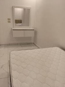 Ένα ή περισσότερα κρεβάτια σε δωμάτιο στο شقه فندقيه مفروشه في منطقه الراهبات الورديه +1 φωτογραφίες