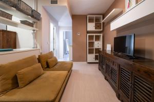 マドリードにあるEl Rastro - Madrid Centro, premium apartmentのソファと薄型テレビのあるリビングルーム