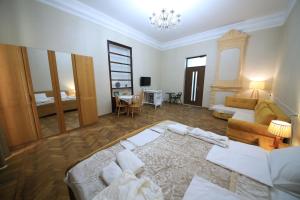 una sala de estar con un sofá y una mesa en Gallery inn, en Kutaisi