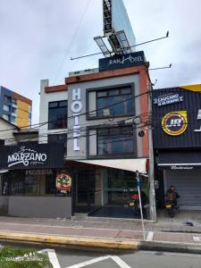 un bâtiment au coin d'une rue dans l'établissement Gran Hotel Coral, à Popayan