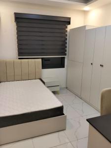 Ένα ή περισσότερα κρεβάτια σε δωμάτιο στο شقه فندقيه مفروشه في منطقه الراهبات الورديه