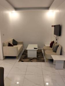 Χώρος καθιστικού στο شقه فندقيه مفروشه في منطقه الراهبات الورديه