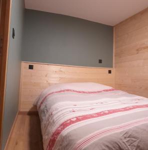 a bedroom with a bed with a wooden headboard at Chez Mat in Lans-en-Vercors