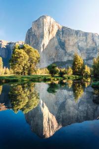 奥克赫斯特Ely Farm House - Near Yosemite National Park的山,在水中反射
