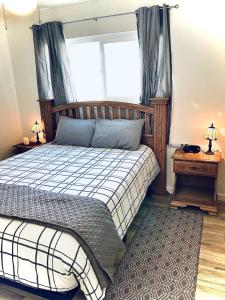 奥克赫斯特Ely Farm House - Near Yosemite National Park的一间卧室，里面有一张床和一扇窗户。