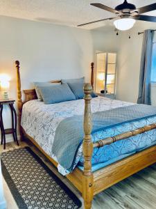 奥克赫斯特Ely Farm House - Near Yosemite National Park的一间卧室，里面有一张床和一个吊扇