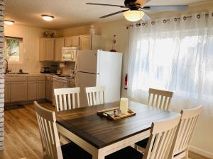 奥克赫斯特Ely Farm House - Near Yosemite National Park的厨房里有一张桌子、几把椅子和一台白色冰箱 更多11张照片