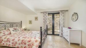 ein Schlafzimmer mit einem Bett, einer Kommode und einem Fenster in der Unterkunft SainteMaxime PremiumVilla PrivatePool in Sainte-Maxime + 19 Fotos