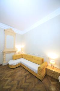 Una sala de estar con un sofá y un espejo. en Gallery inn, en Kutaisi