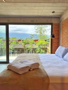 ein Bett in einem Zimmer mit einem großen Fenster in der Unterkunft Flat Camburi in Camburi + 80 Fotos