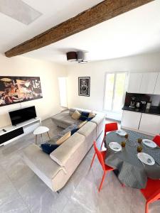 un salon avec un canapé et une table dans l'établissement Superbe maison d artiste avec patio centre ville, à Sète