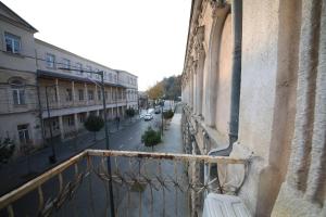 Una vista de una calle desde un balcón de un edificio. en Gallery inn, en Kutaisi 25 fotos más