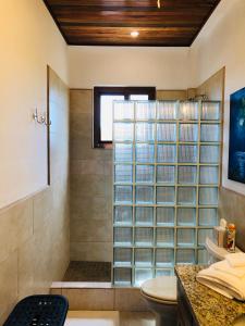 une salle de bain avec douche et toilettes dans l'établissement Palm Life Belize, à Caye Caulker 37 autres photos