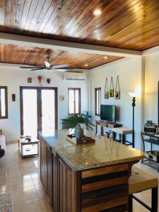 une cuisine avec un grand îlot dans un salon dans l'établissement Palm Life Belize, à Caye Caulker
