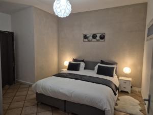 クレにあるLamaisonxvの大きなベッドとシャンデリアのある寝室