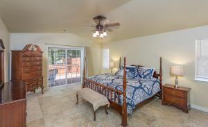 ein Schlafzimmer mit einem Bett und einem Deckenventilator in der Unterkunft Sullivan House & SPA Near Yosemite, 8 Min to Town in Mariposa