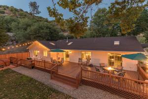 eine große Terrasse mit Stühlen und Tischen auf einem Haus in der Unterkunft Sullivan House & SPA Near Yosemite, 8 Min to Town in Mariposa