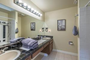 ein Badezimmer mit zwei Waschbecken und einem großen Spiegel in der Unterkunft Sullivan House & SPA Near Yosemite, 8 Min to Town in Mariposa + 15 Fotos