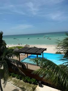 - une vue sur la plage et l'océan depuis un complexe dans l'établissement Departamento frente al mar con alberca, à Telchac Puerto