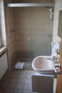 Un baño de Hotel Krone 23 fotos más
