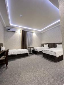 Postel nebo postele na pokoji v ubytování Transit Hotel + 2 fotografie