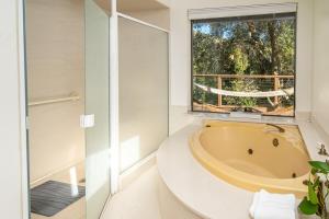 Vannituba majutusasutuses Yosemite cabin with private lake - Twin Springs +26 fotot