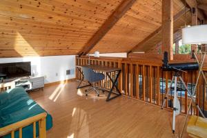 Televiisor ja/või meelelahutuskeskus majutusasutuses Yosemite cabin with private lake - Twin Springs