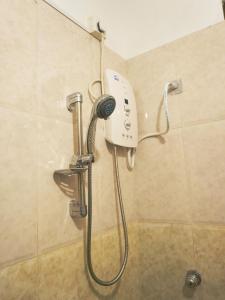 une douche avec sèche-cheveux dans une salle de bain dans l'établissement Thisaru Homestay, à Weligama 22 autres photos