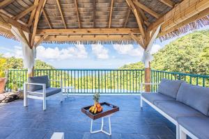 Μπαλκόνι ή βεράντα στο Villa douillette à Deshaies – Vue sur la mer et la montagne - 96 m²