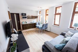 a living room with a couch and a table at Apartament 41 w Willi Józefina, parking w cenie! MBnoclegi in Szklarska Poręba