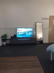 Una sala de estar con un televisor de pantalla plana grande. en Studio with simple furniture Self check-in Al Khobar - Al Thaqba - 7, en Al Khobar