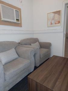una sala de estar con un sofá y una mesa en Studio with simple furniture Self check-in Al Khobar - Al Thaqba - 7, en Al Khobar 4 fotos más