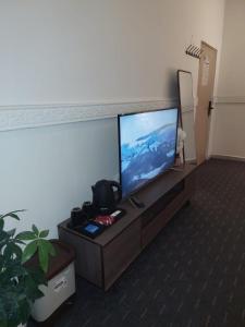 Una sala de estar con un televisor de pantalla plana grande. en Studio with simple furniture Self check-in Al Khobar - Al Thaqba - 7, en Al Khobar