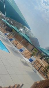 Bazén v ubytování Fikani game lodge nebo v jeho okolí